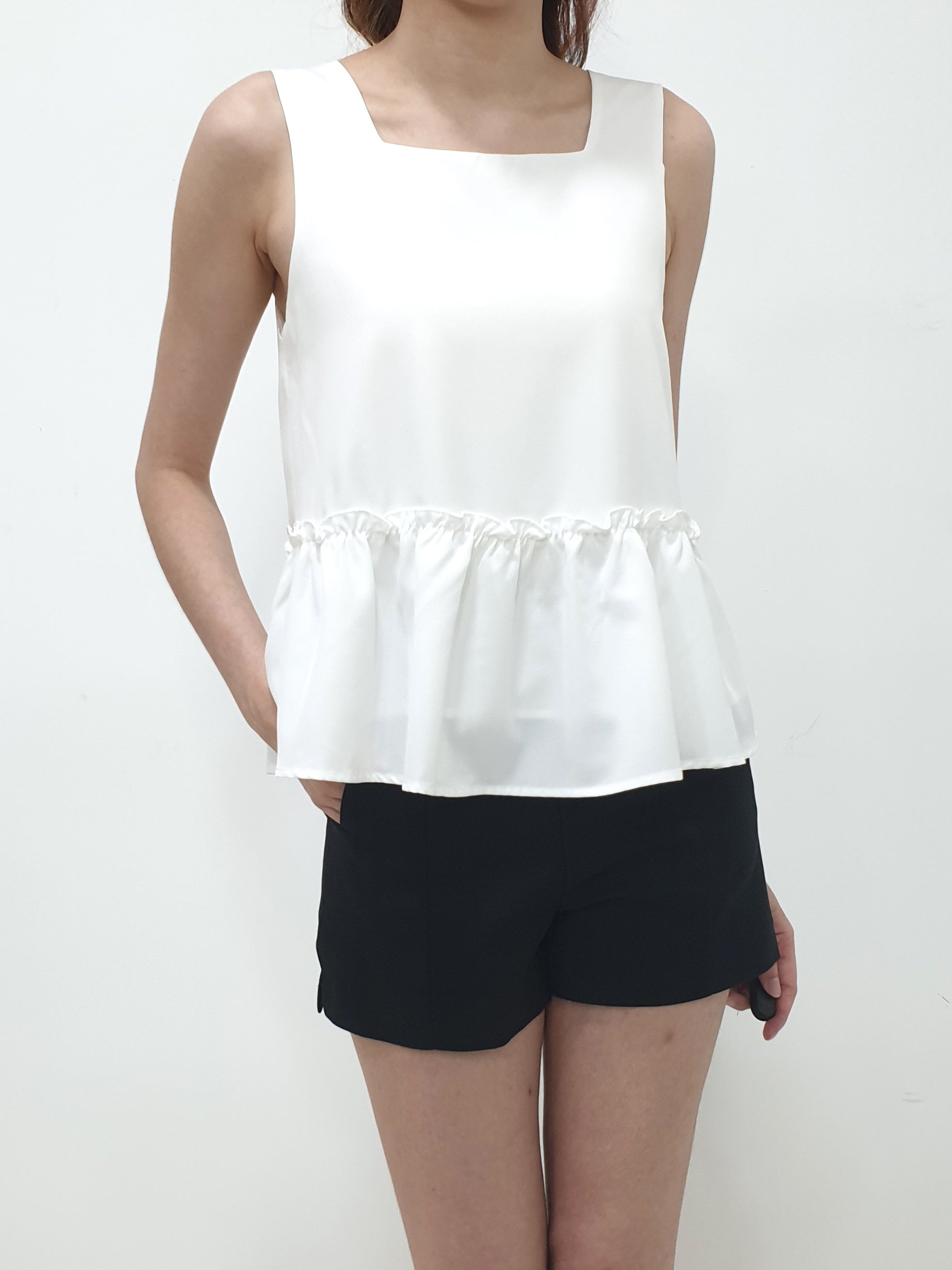 MADEBYFER Ruffles Hem Top